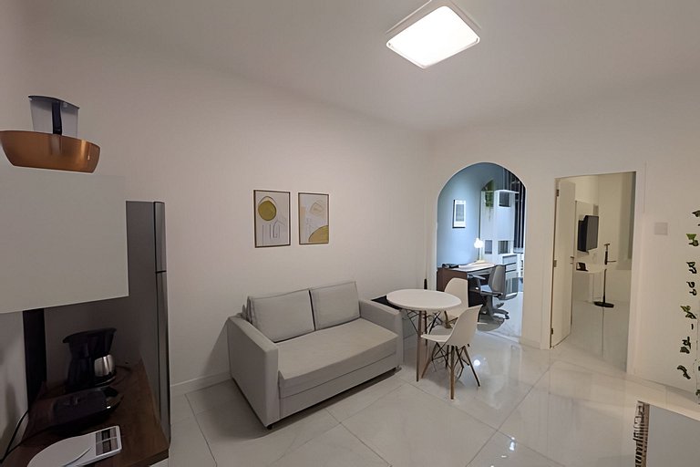 Quarto e sala reformado em localização central de Copacabana