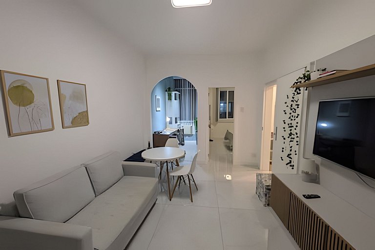 Quarto e sala reformado em localização central!