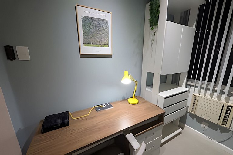 Quarto e sala reformado em localização central!