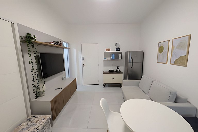 Quarto e sala reformado em localização central!