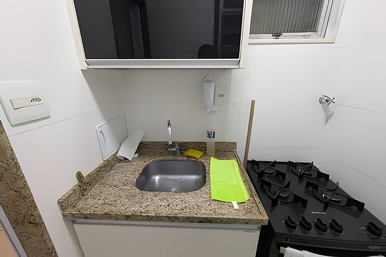 Quarto e sala reformado em localização central!