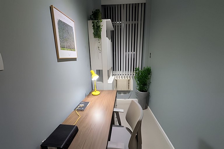 Quarto e sala reformado em localização central!