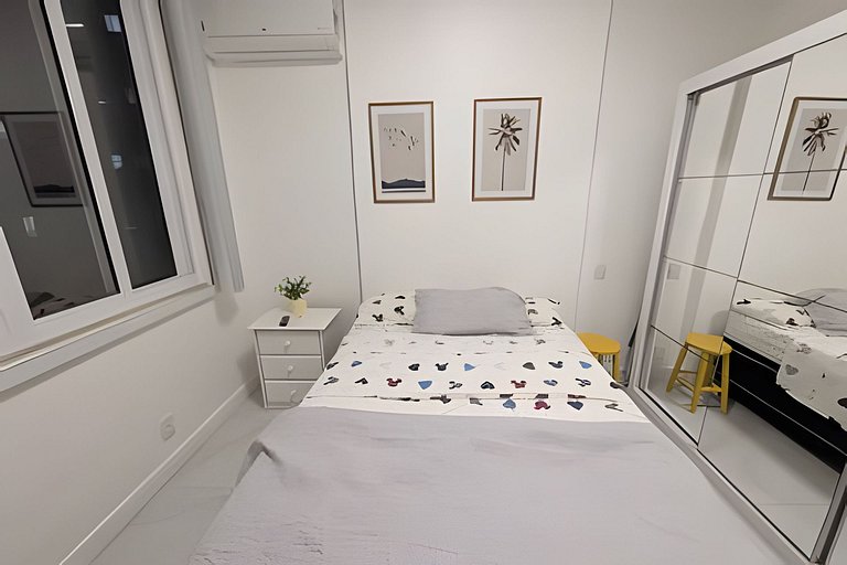Quarto e sala reformado em localização central!