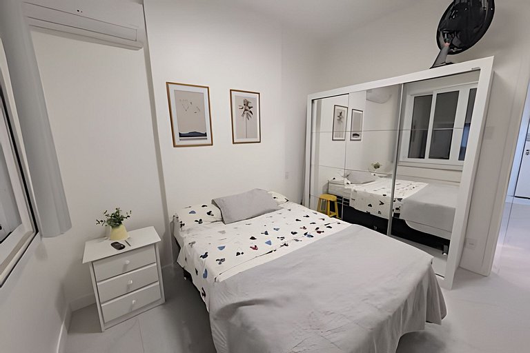 Quarto e sala reformado em localização central!