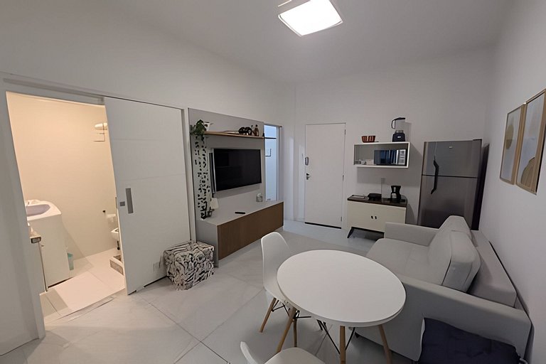 Quarto e sala reformado em localização central!
