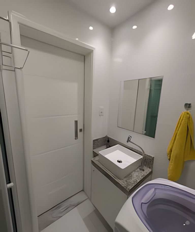 Quarto e sala reformado em localização central!