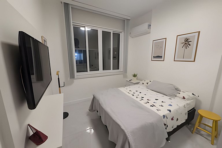 Quarto e sala reformado em localização central!